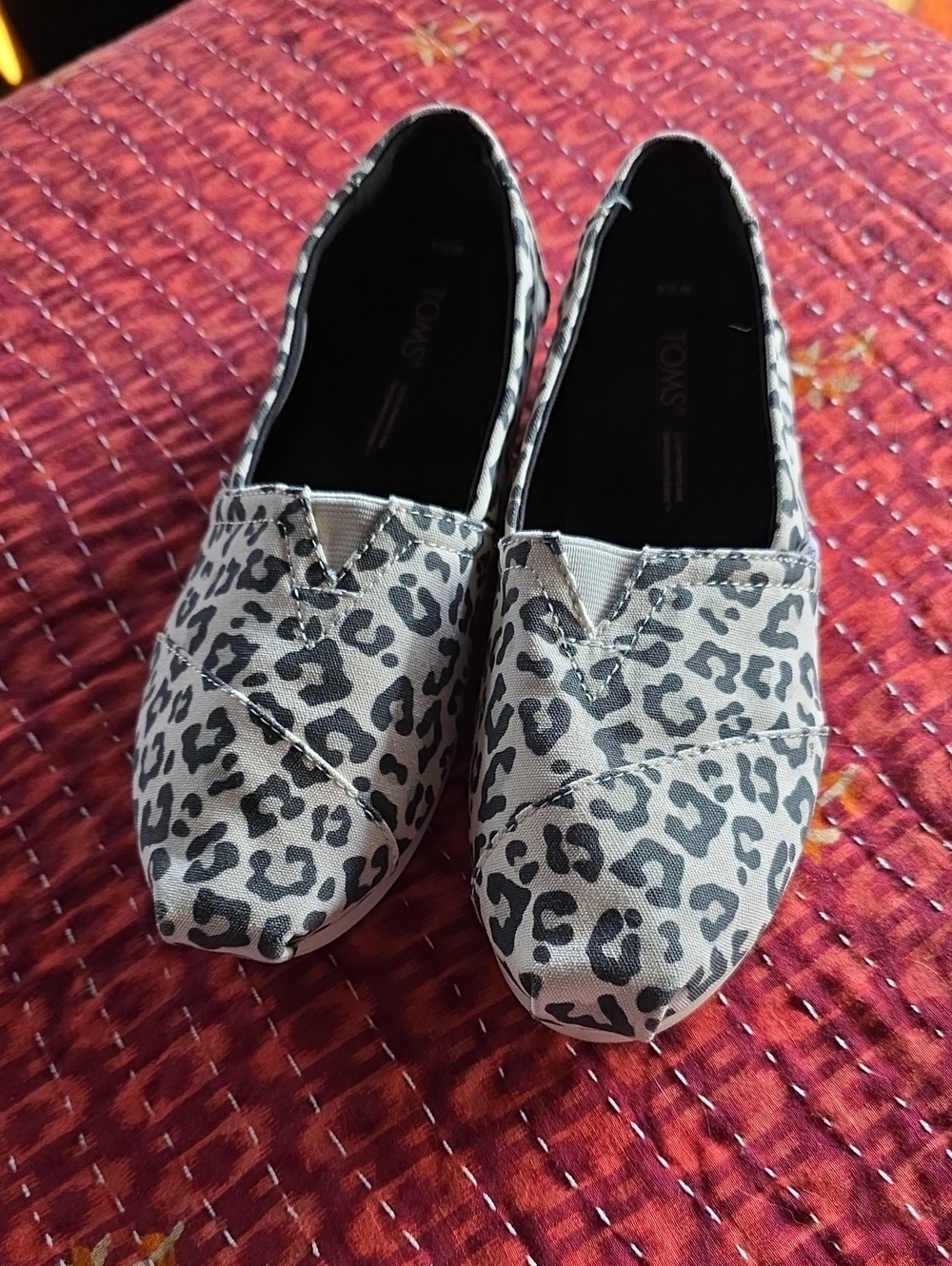 Toms Women's Light Gray and Black Leopard Print Slip-Ons